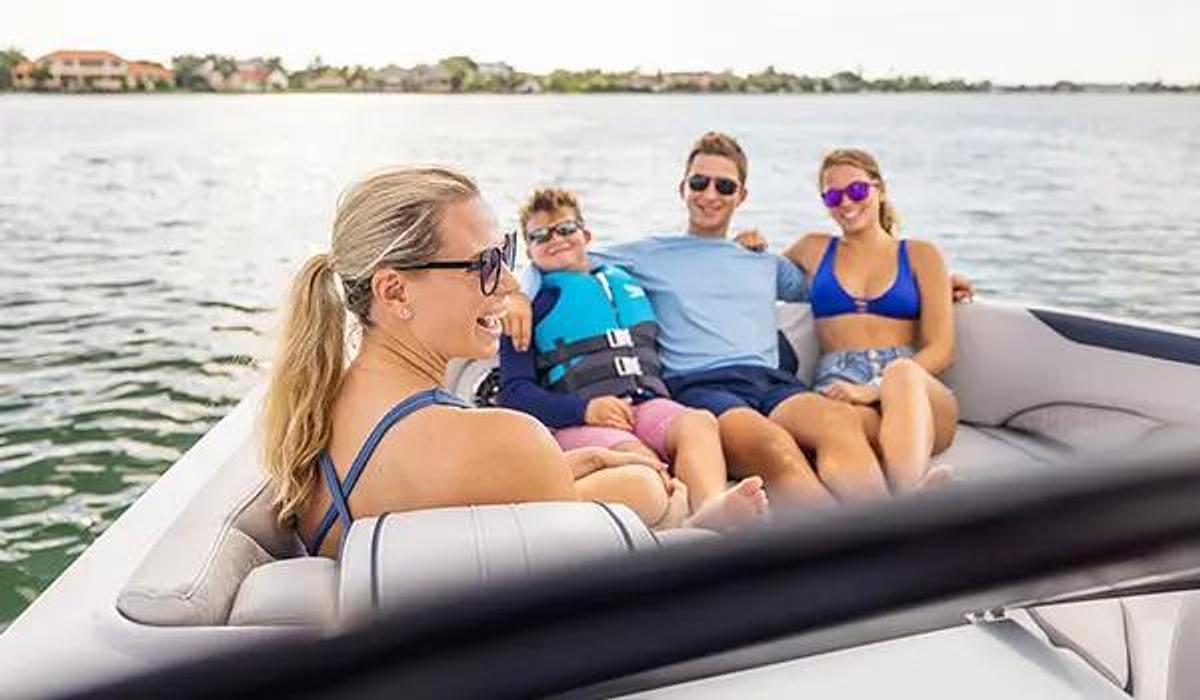 SunDeck 2600 Outboard