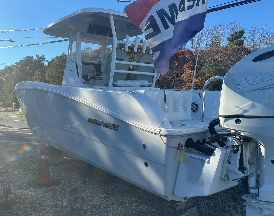 Used 2023 Twin Vee 260 GFX Center Console