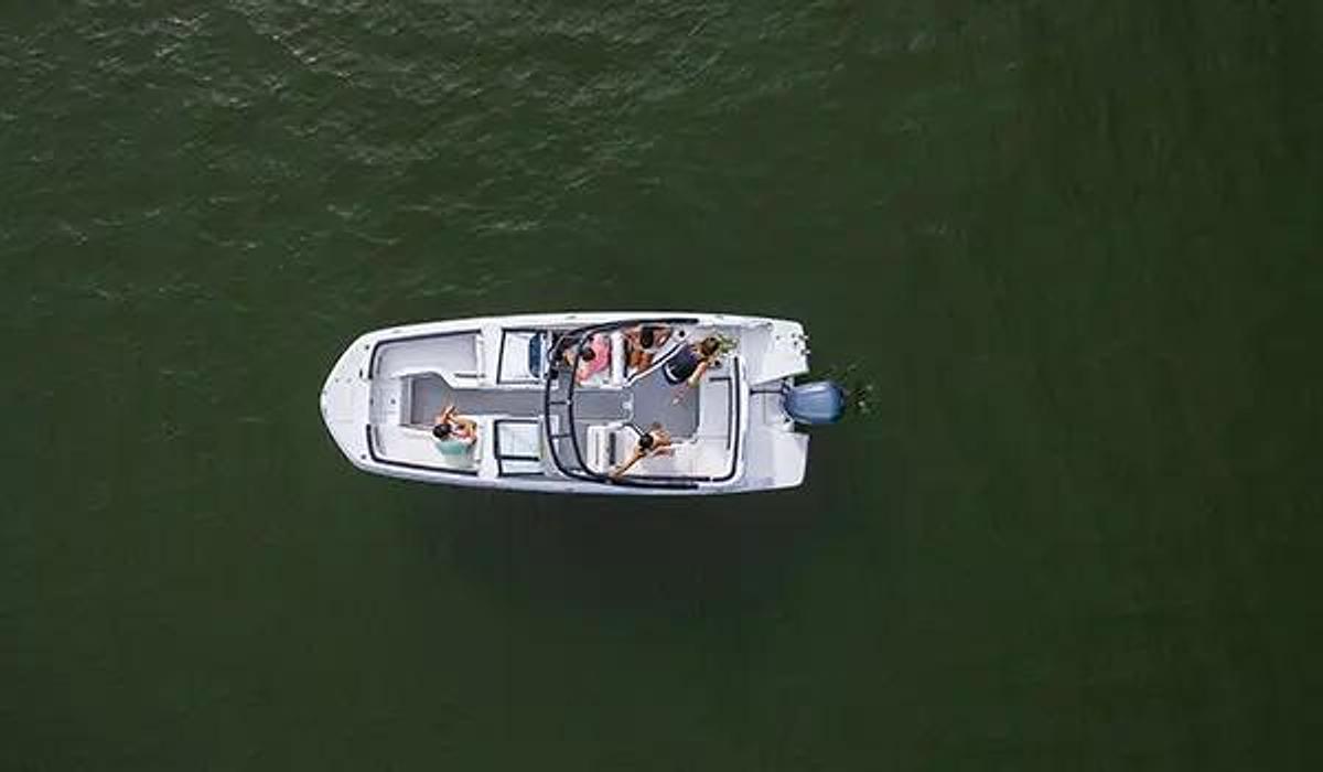 SunDeck 235 Outboard