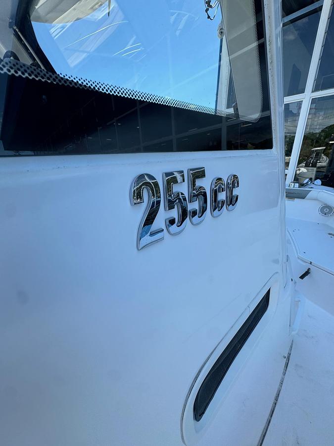 Used 2014 Everglades 255 CC