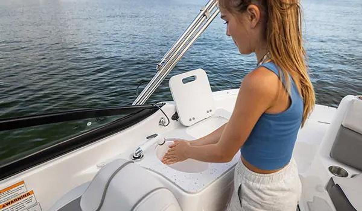 SunDeck 2400 Outboard