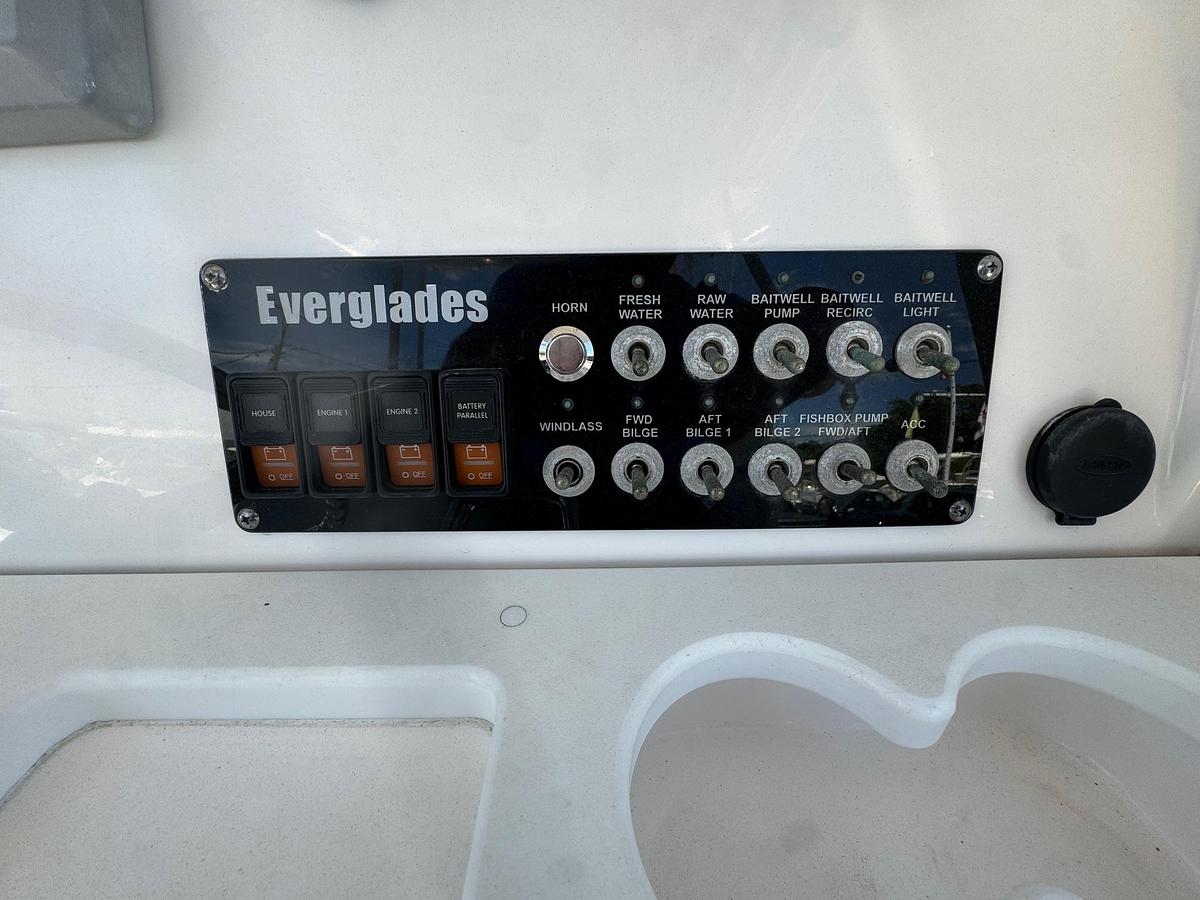 Used 2014 Everglades 255 CC