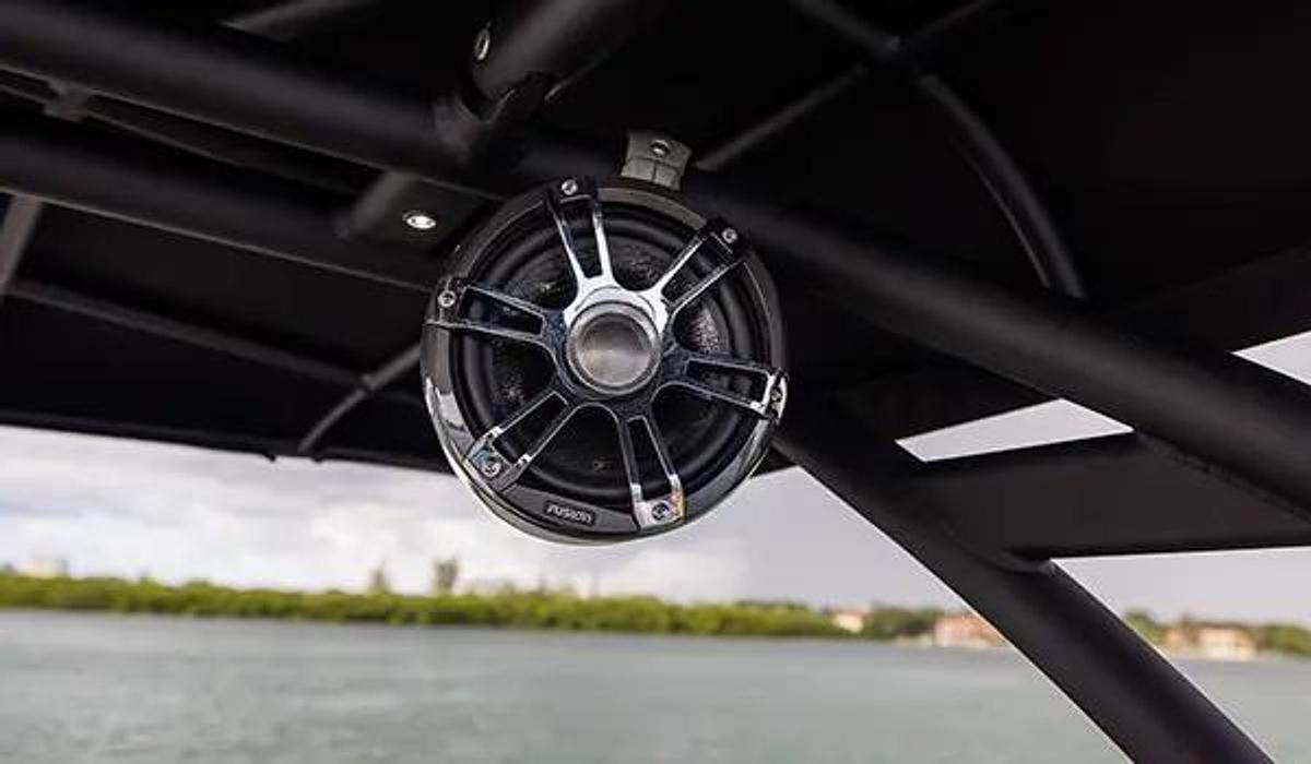 SunDeck 2600 Outboard