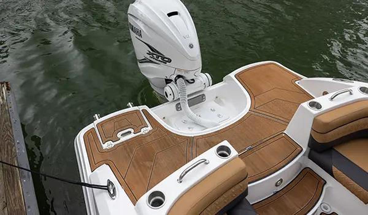 SunDeck 2690 Outboard
