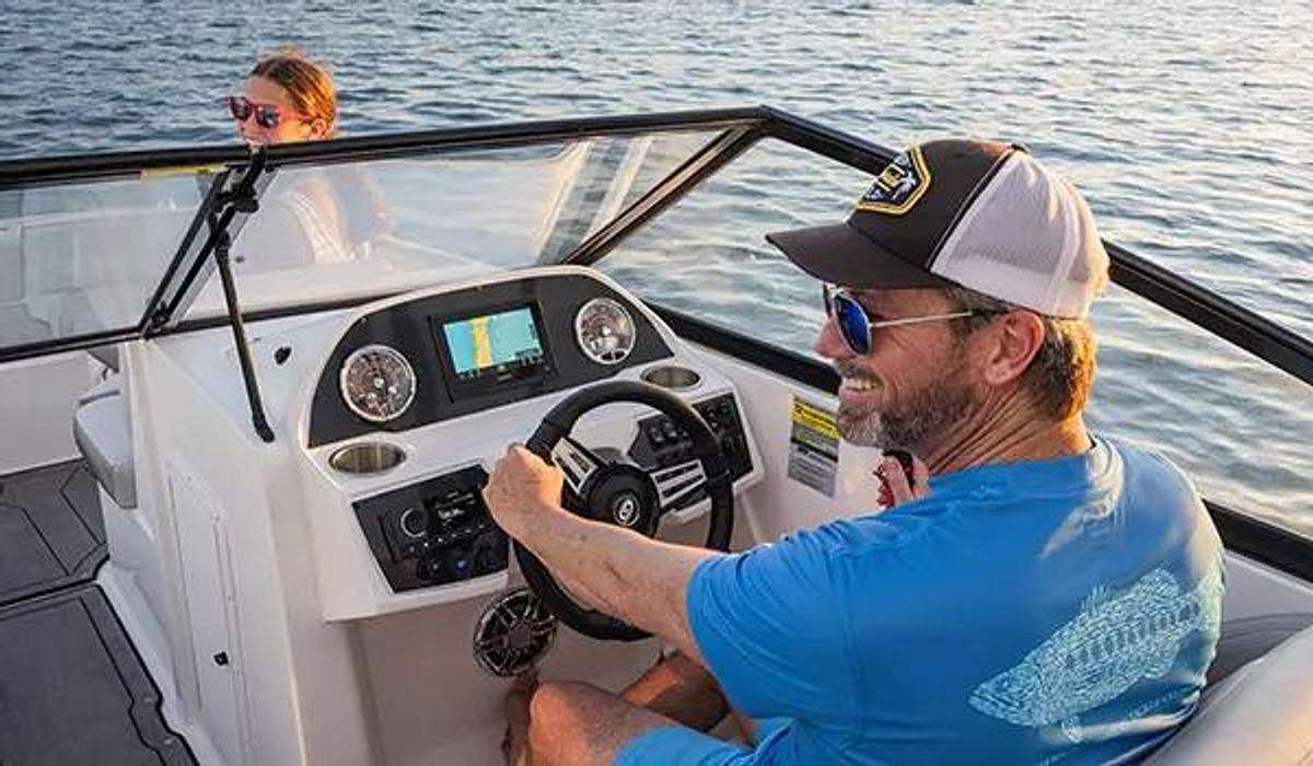 SunDeck 235 Outboard