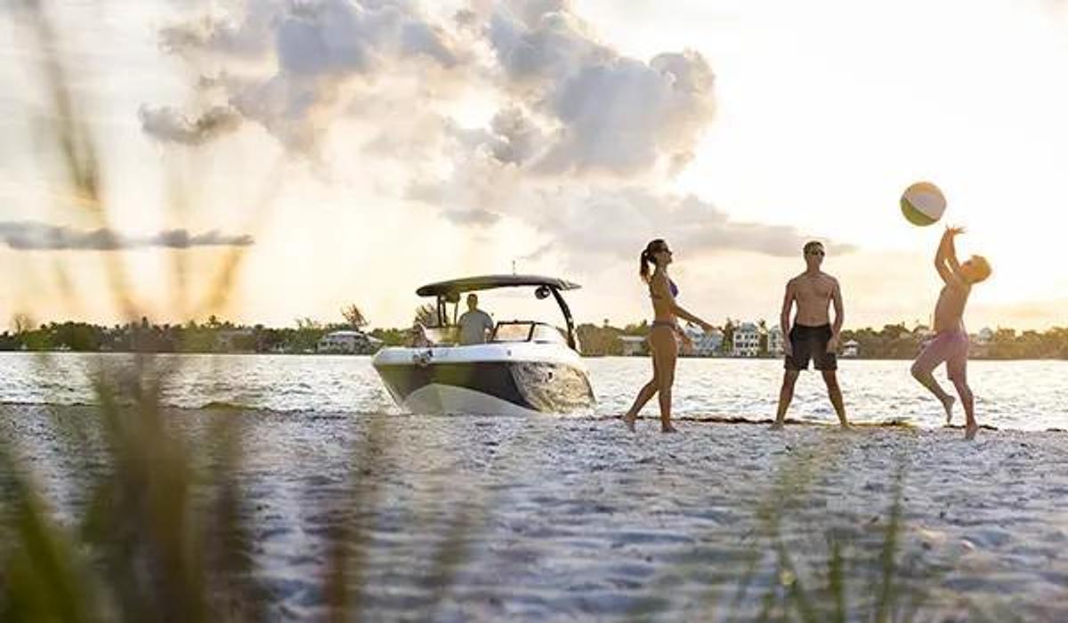 SunDeck 2600 Outboard