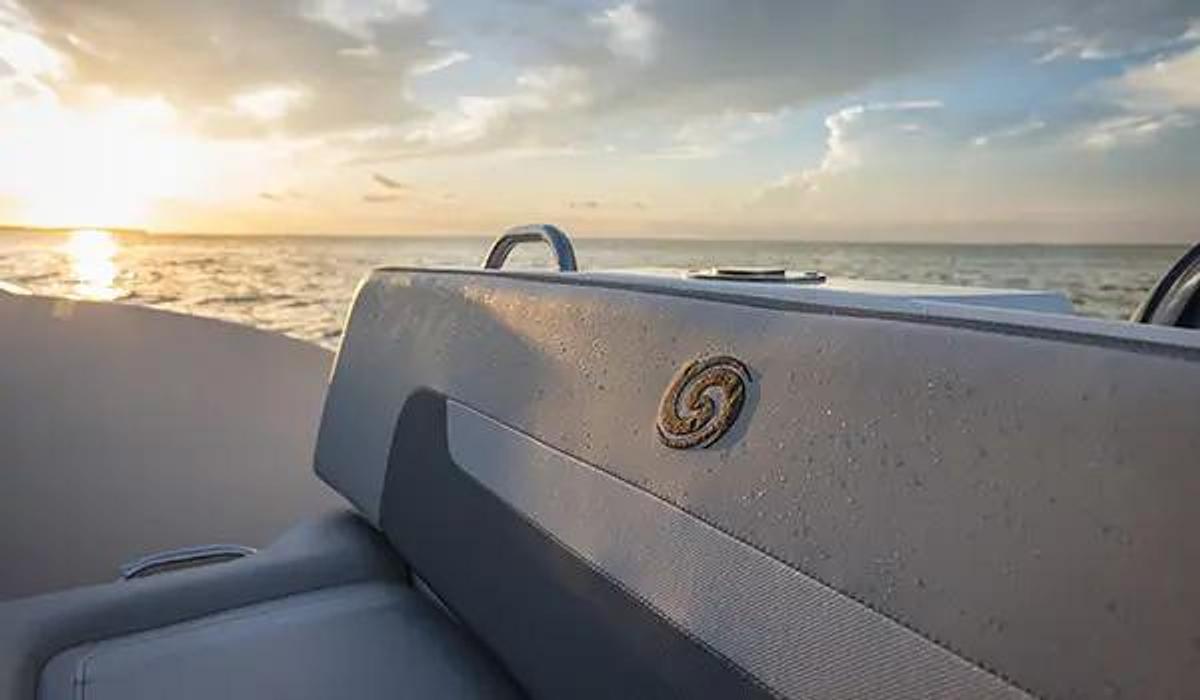SunDeck 235 Outboard