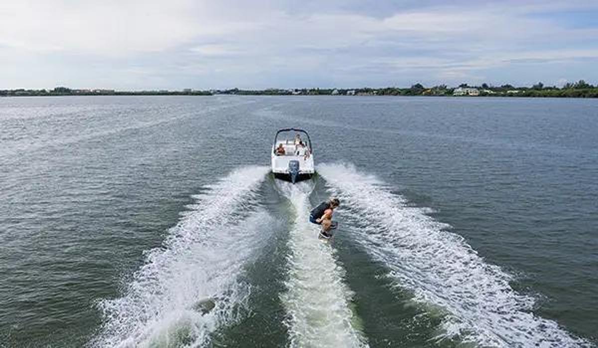 SunDeck 235 Outboard