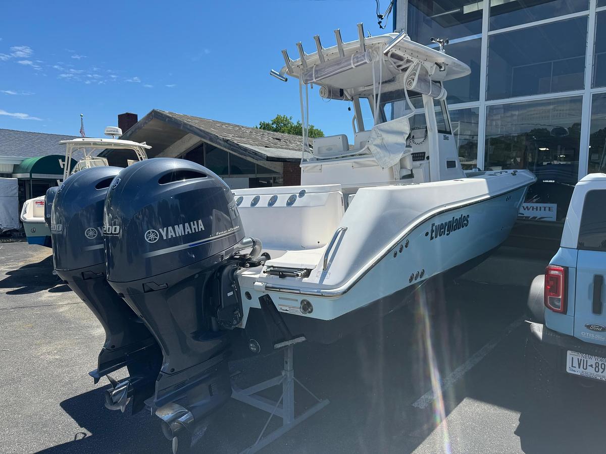 Used 2014 Everglades 255 CC