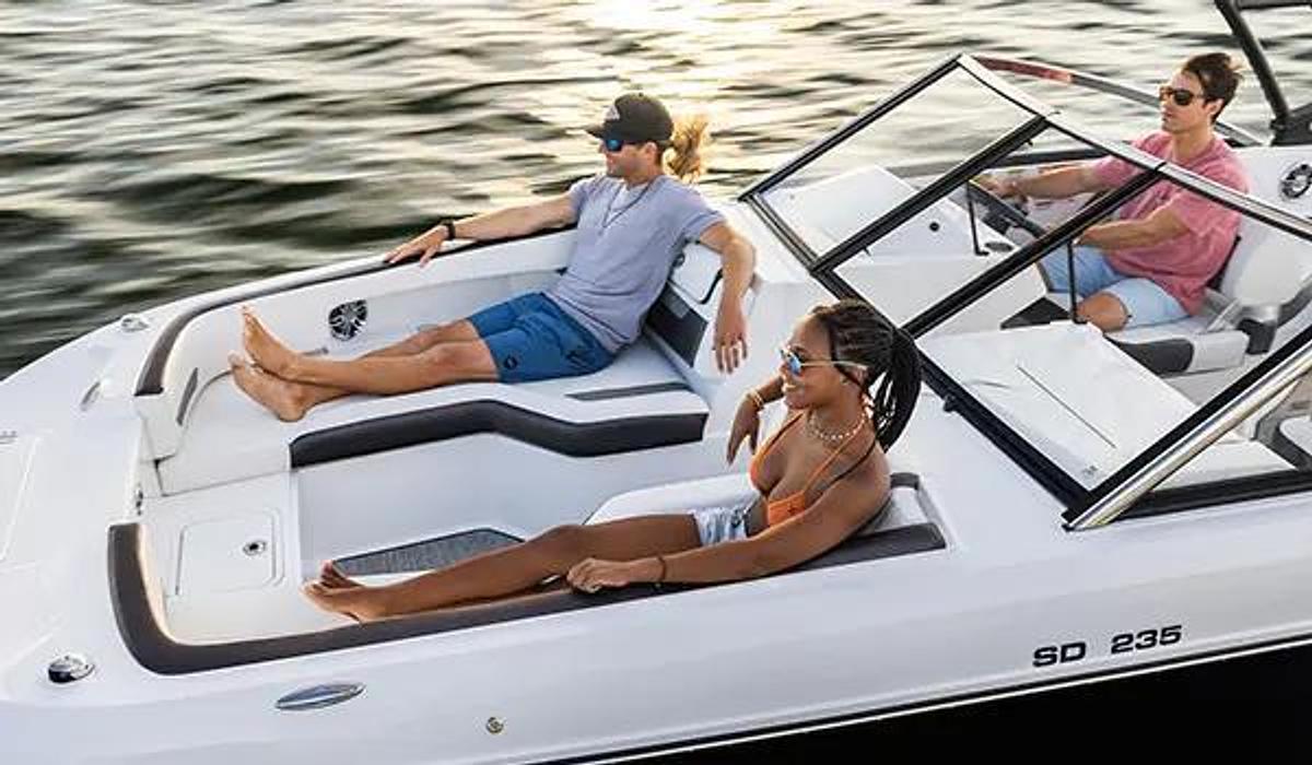 SunDeck 235 Outboard