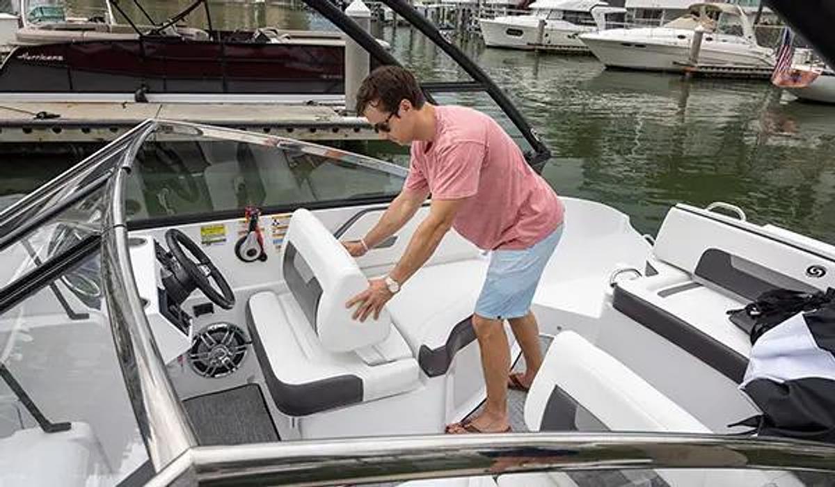SunDeck 235 Outboard