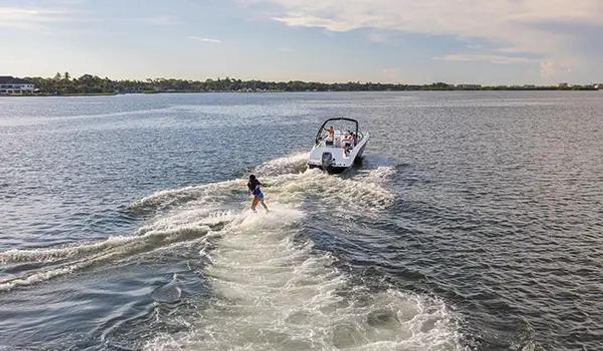 SunDeck 235 Outboard