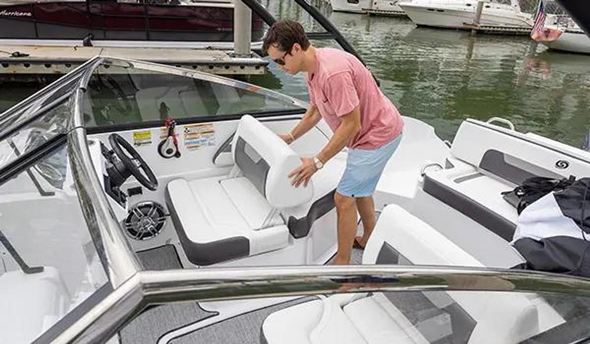 SunDeck 235 Outboard