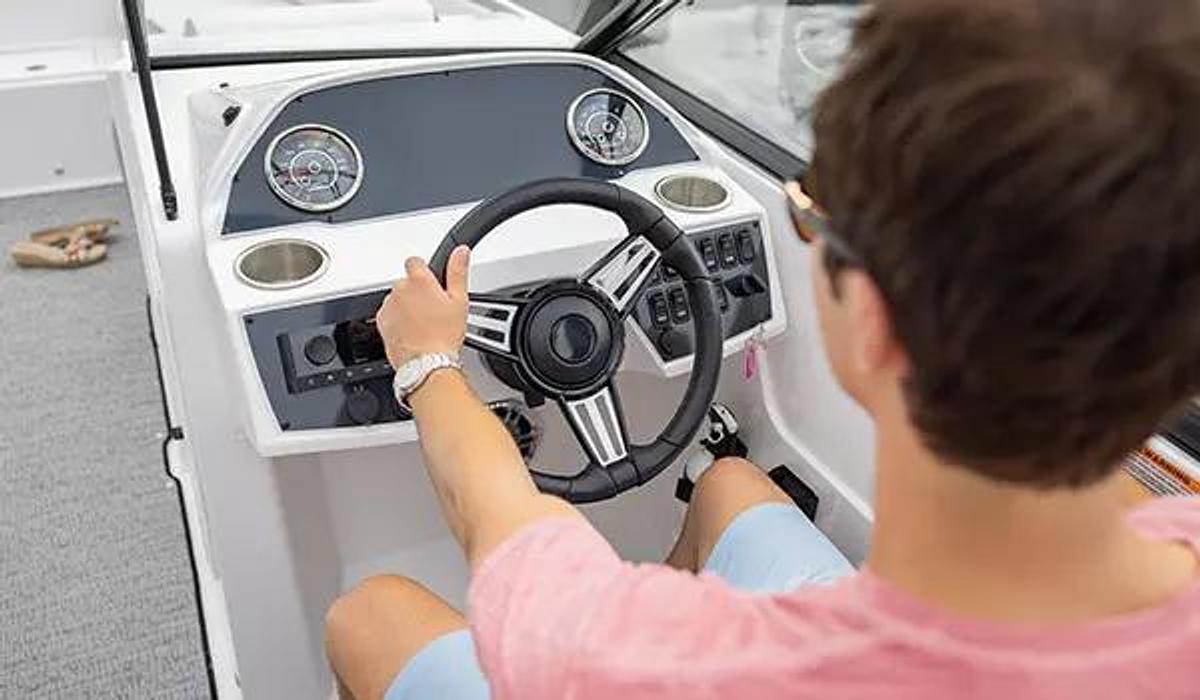 SunDeck 235 Outboard