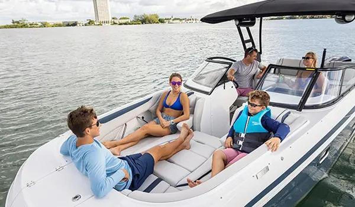 SunDeck 2600 Outboard