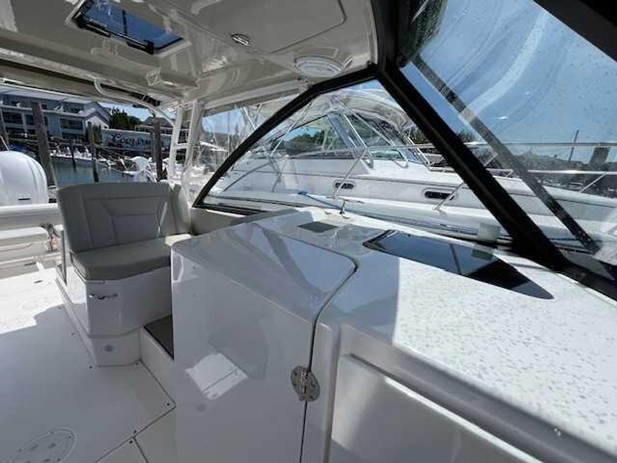 Used 2019 Everglades Boats 340DC