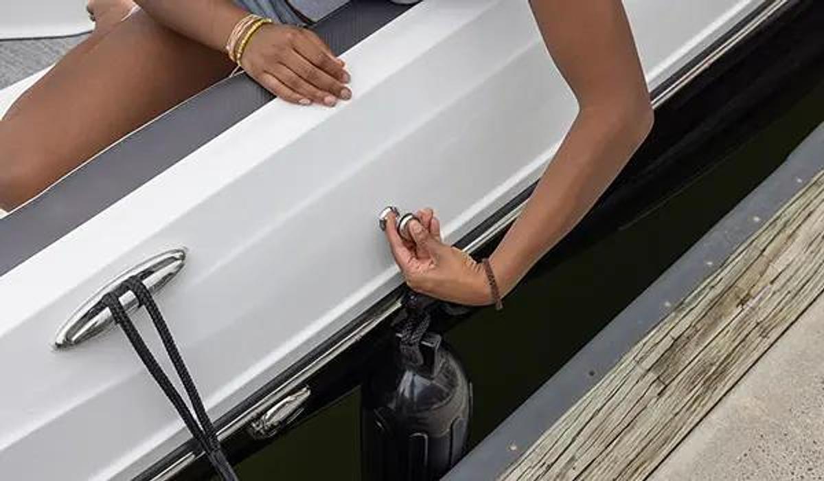 SunDeck 235 Outboard