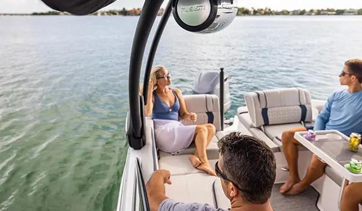 SunDeck 2600 Outboard