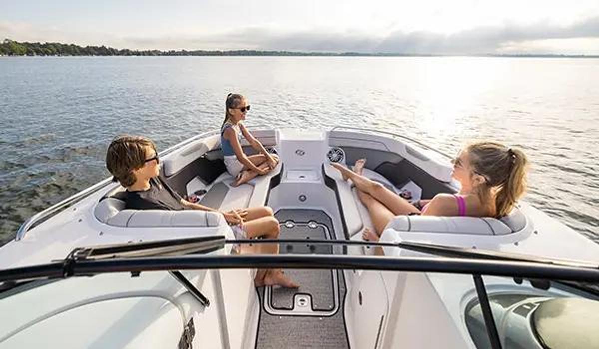 SunDeck 2400 Outboard