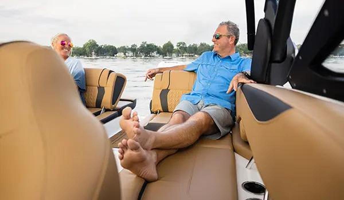 SunDeck 2600 Outboard