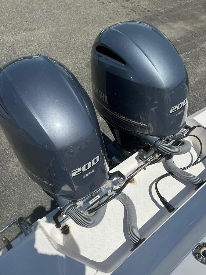 Used 2014 Everglades 255 CC