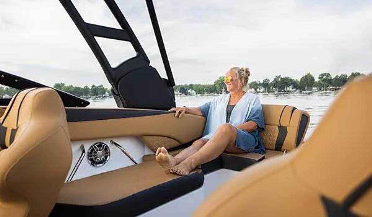 SunDeck 2600 Outboard