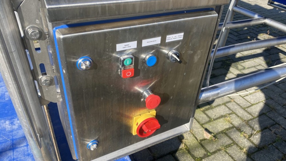 Conveyor belt with cleaning system