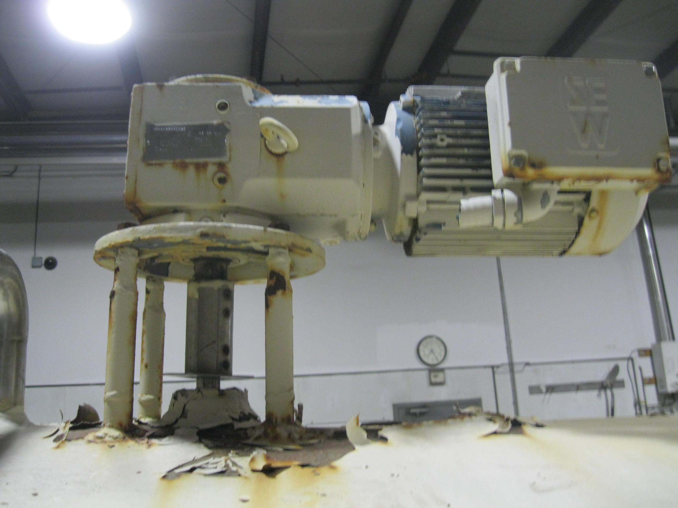 Usado 1000 GALLON HORIZONTAL BULK TANK WITH AGITATION AND JACKET