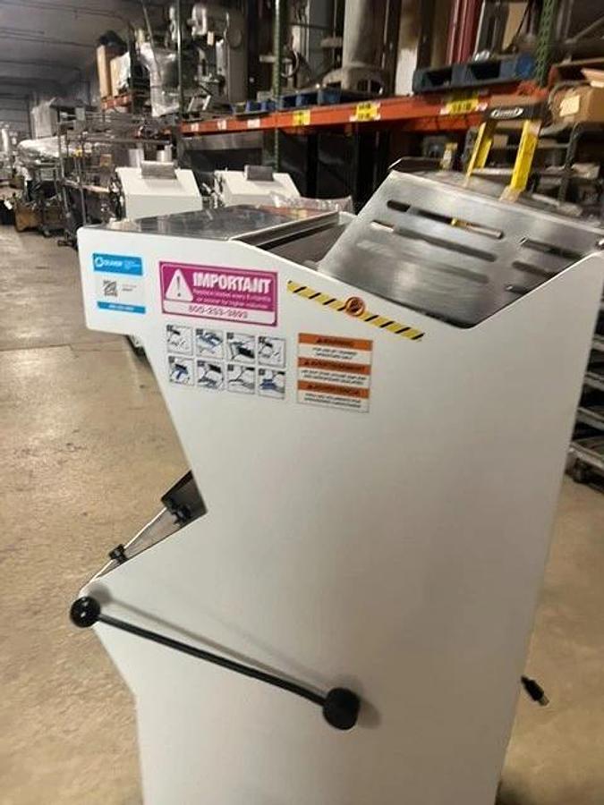 Used Oliver Select Bread Slicer - 747-NS - 1/2" Slice - Demo Unit