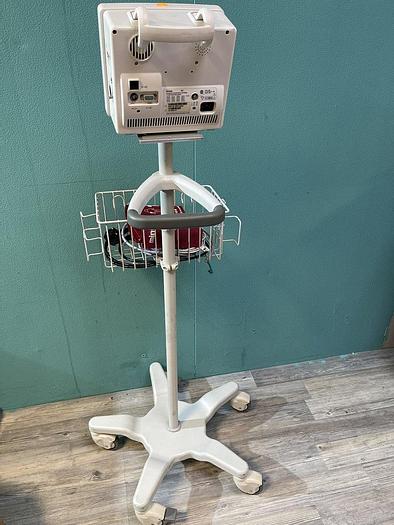 Gebraucht Datascope Trio Patientenmonitor auf Trolley mit Blutdruckmanschette und SpO2 Fingersensor