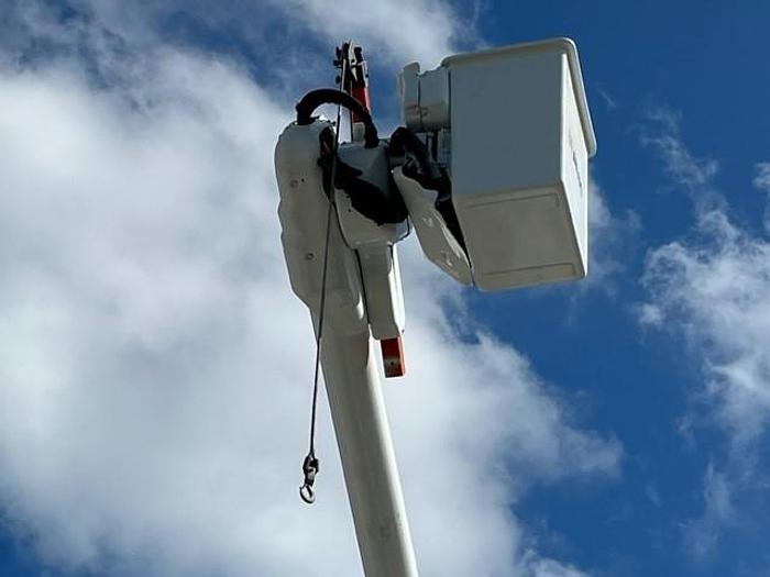 Used Altec AM55-E 60ft Over-Center Bucket Boom on 2009 International 7400 4x4 Utility Truck - C96023