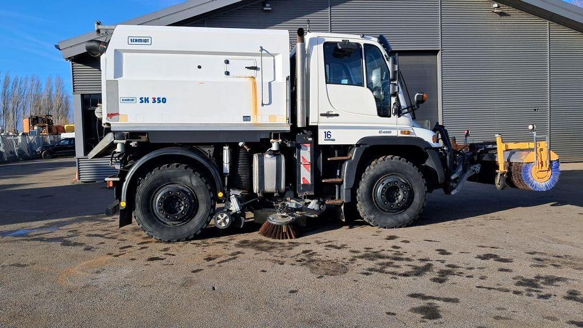 Used 2006 Mercedes-Benz Unimog U400 U400 4 x 2 / Schmidt SK350 sweeper