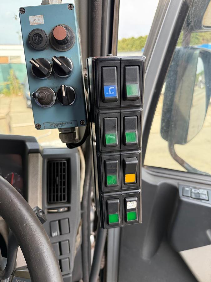 Used 2014 Volvo FE320 / Johnston Beam S9000