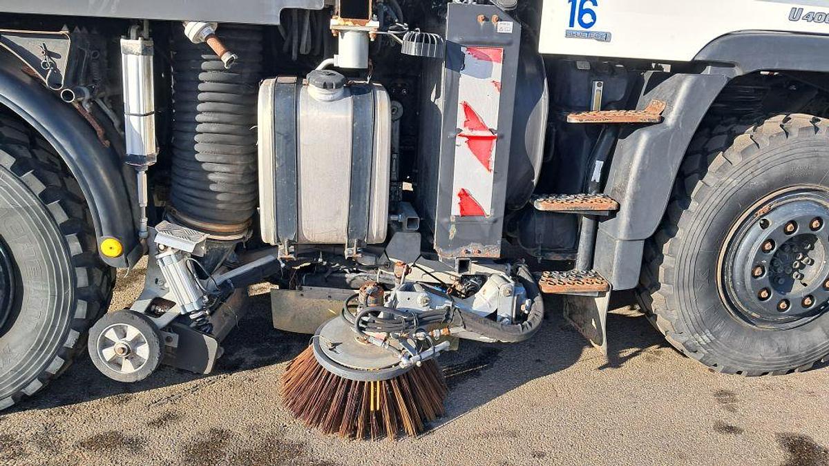 Used 2006 Mercedes-Benz Unimog U400 U400 4 x 2 / Schmidt SK350 sweeper