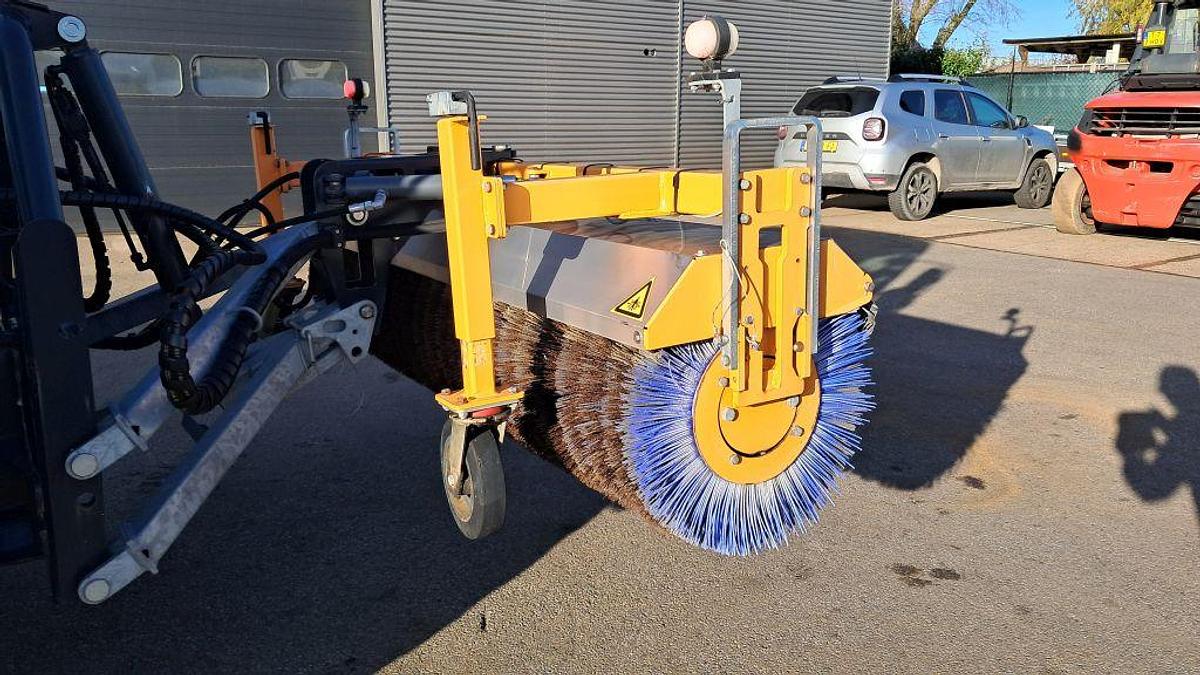 Used 2006 Mercedes-Benz Unimog U400 U400 4 x 2 / Schmidt SK350 sweeper