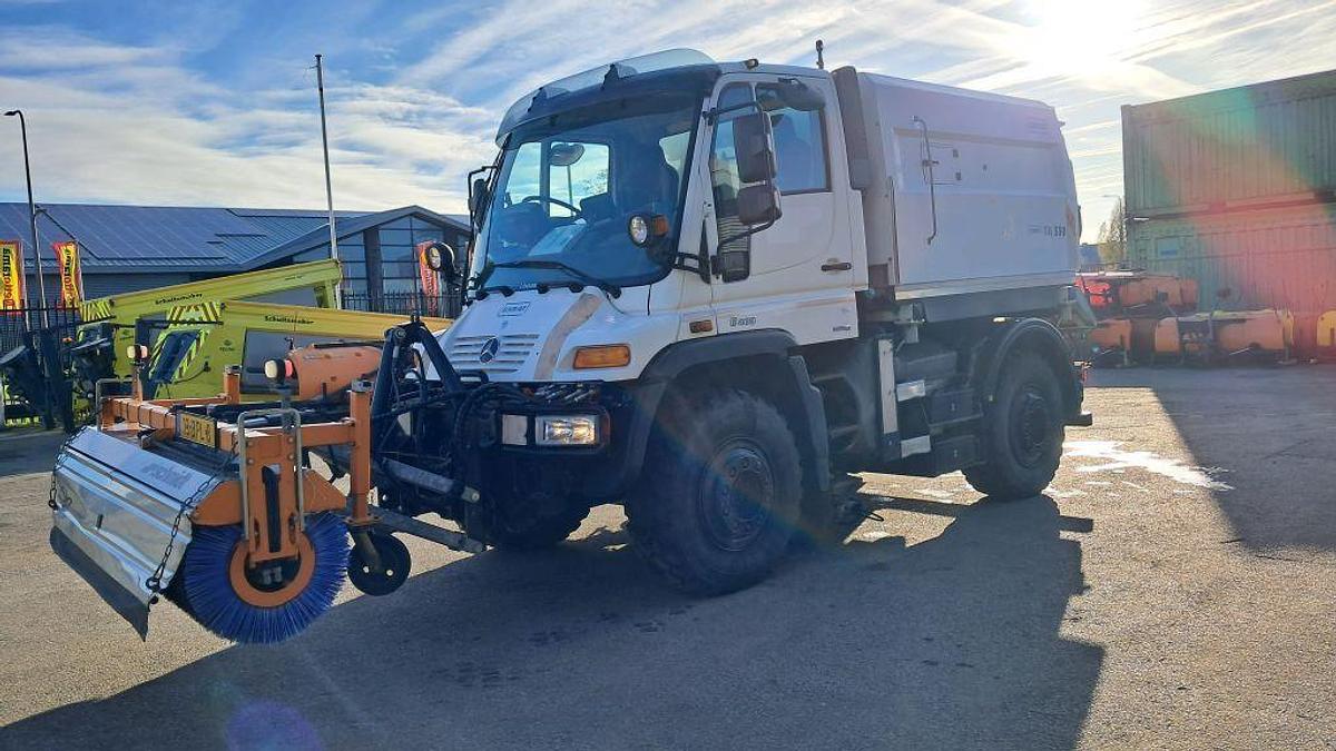 Used 2006 Mercedes-Benz Unimog U400 U400 4 x 2 / Schmidt SK350 sweeper