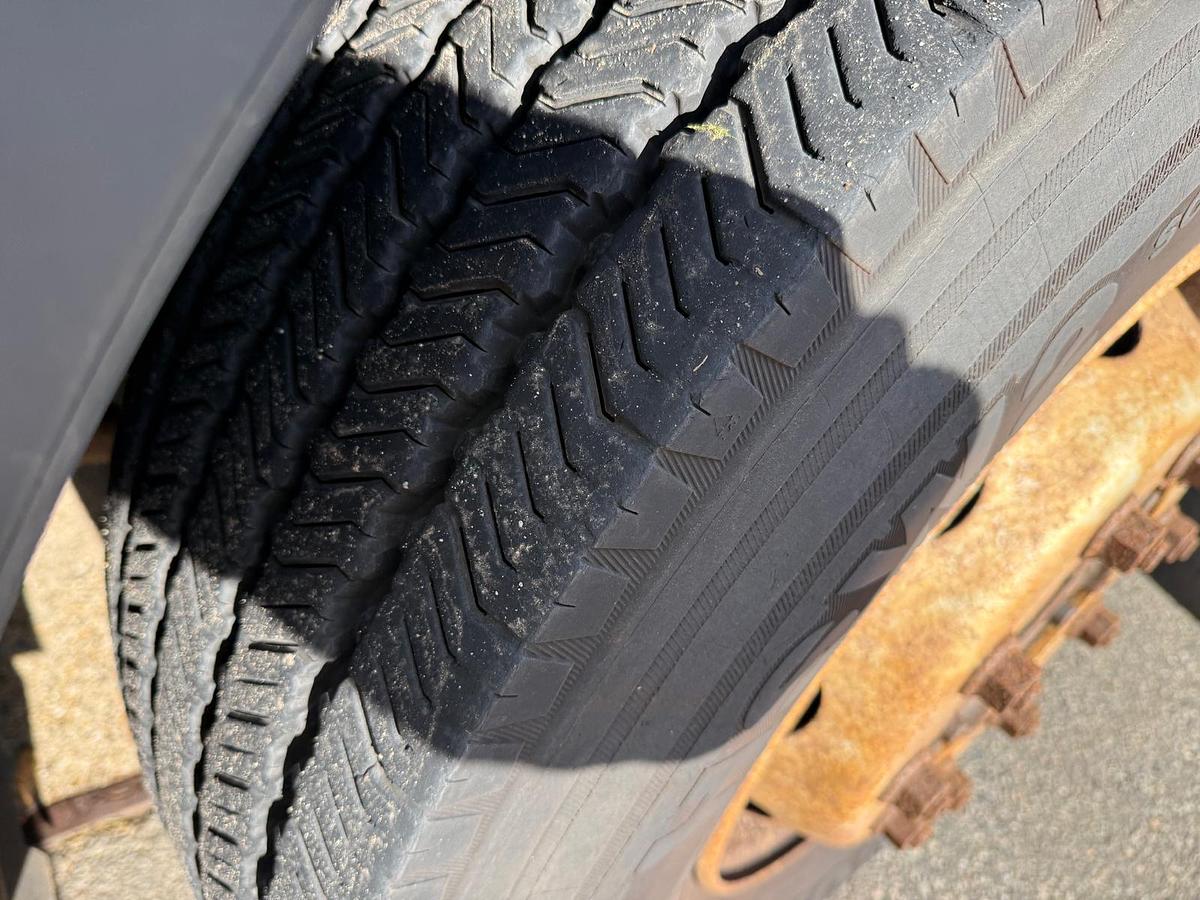 Used 2007 Scania P230 DB 6x2 / Epoke SH3800 spreader