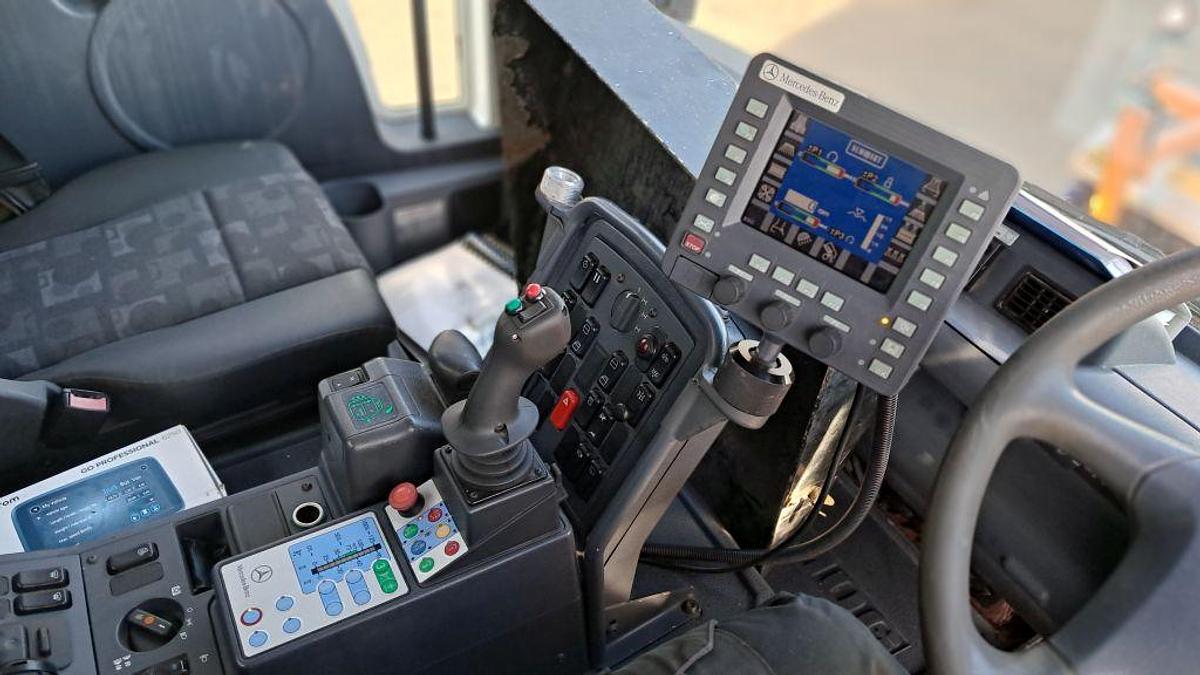 Used 2006 Mercedes-Benz Unimog U400 U400 4 x 2 / Schmidt SK350 sweeper