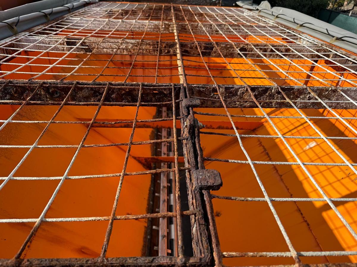 Used 2007 Scania P230 DB 6x2 / Epoke SH3800 spreader