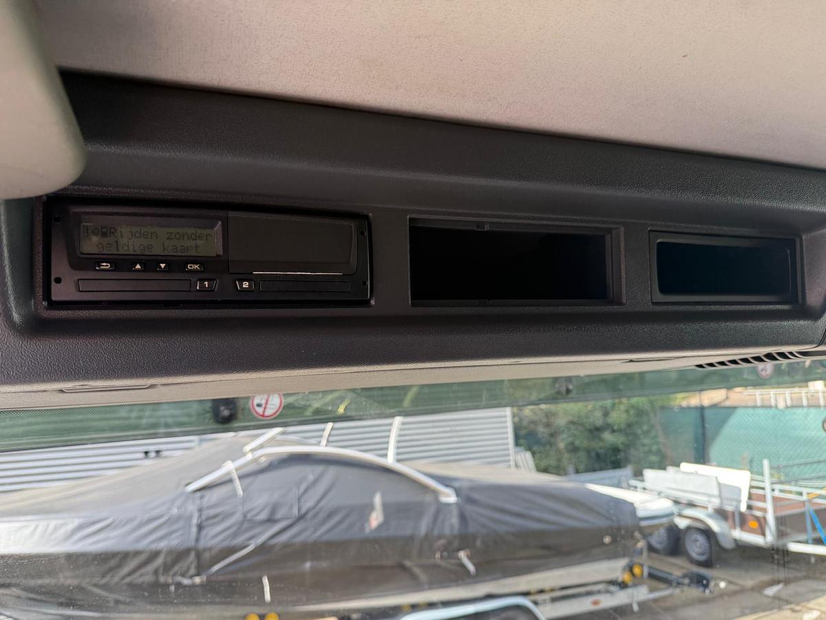 Used 2007 Scania P230 DB 6x2 / Epoke SH3800 spreader