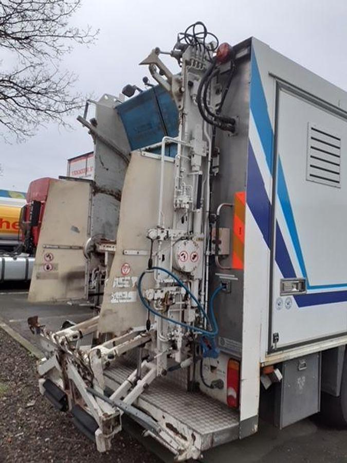 Used 2003 DAF AE45CF met containerreiniger