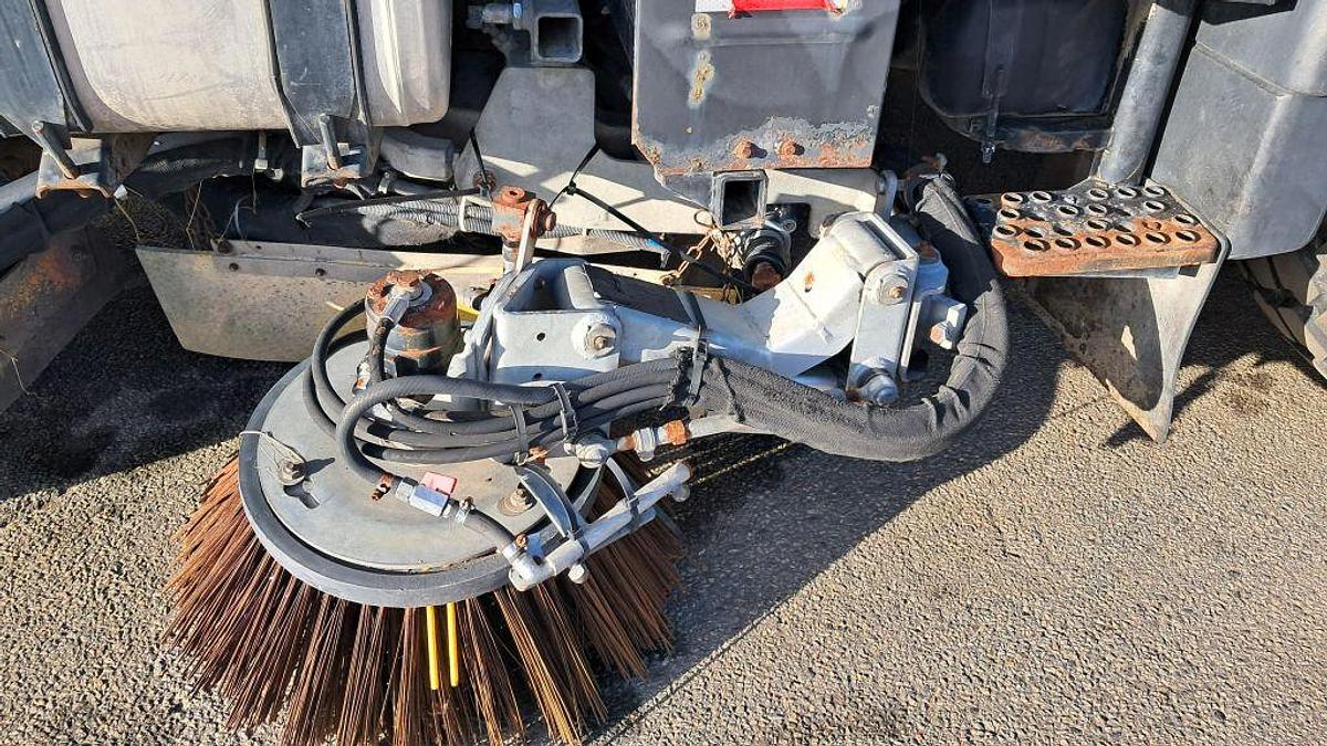 Used 2006 Mercedes-Benz Unimog U400 U400 4 x 2 / Schmidt SK350 sweeper