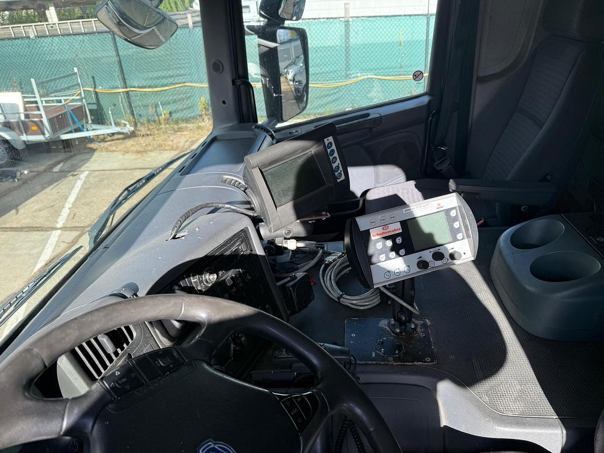 Used 2007 Scania P230 DB 6x2 / Epoke SH3800 spreader