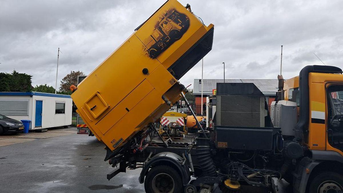 Used 2014 DAF LF + Johnston VS501 sweeper