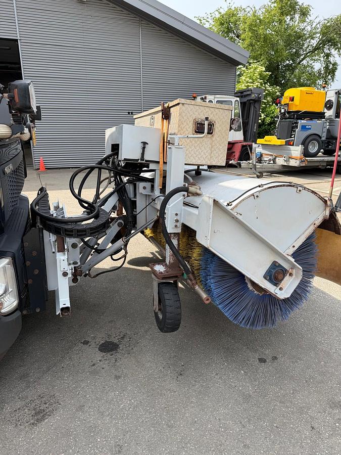 Used 2014 Volvo FE320 / Johnston Beam S9000