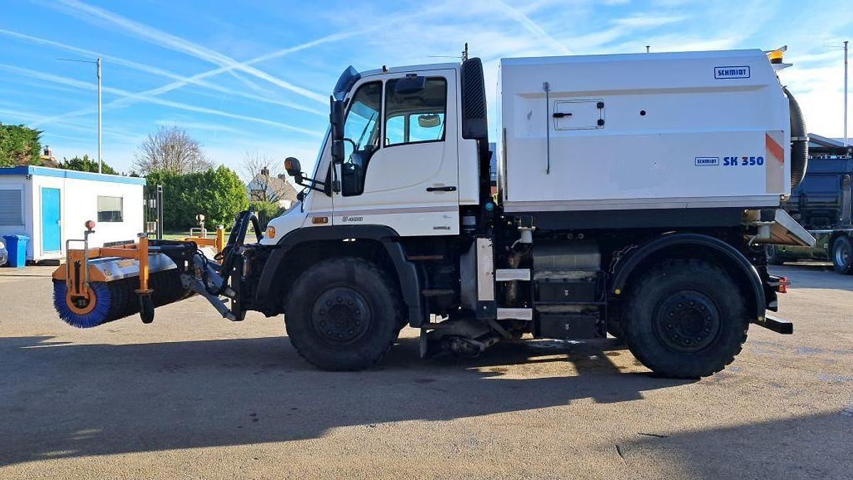 Used 2006 Mercedes-Benz Unimog U400 U400 4 x 2 / Schmidt SK350 sweeper