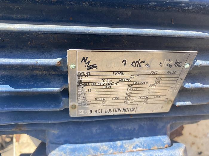 Used 2000 GALLON SS VERTICAL MIX TANK