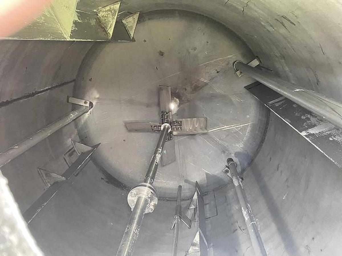 Used 1,400 GALLON VERTICAL MIX TANK - S/S