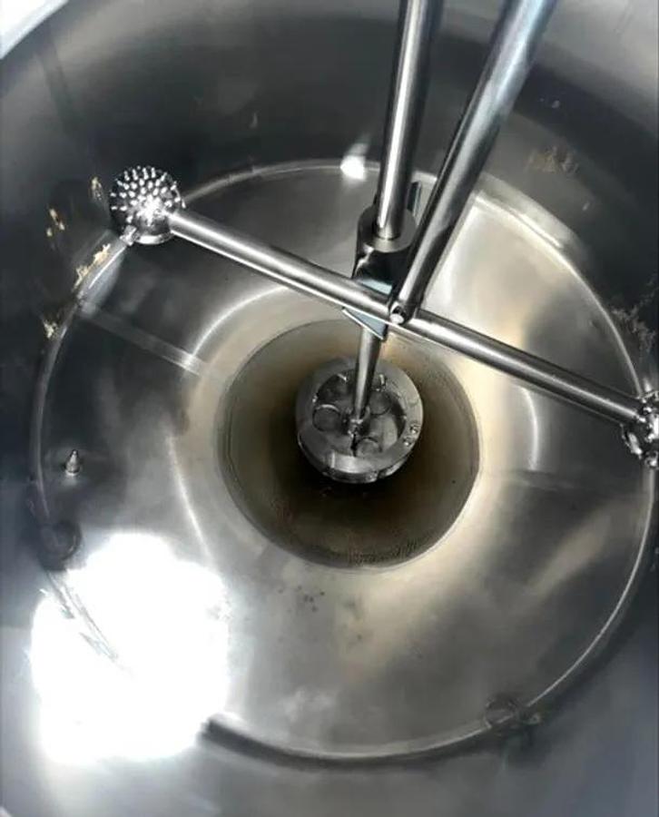 Used 1,000 GALLON APV DISH BOTTOM MIX TANK - SANITARY S/S