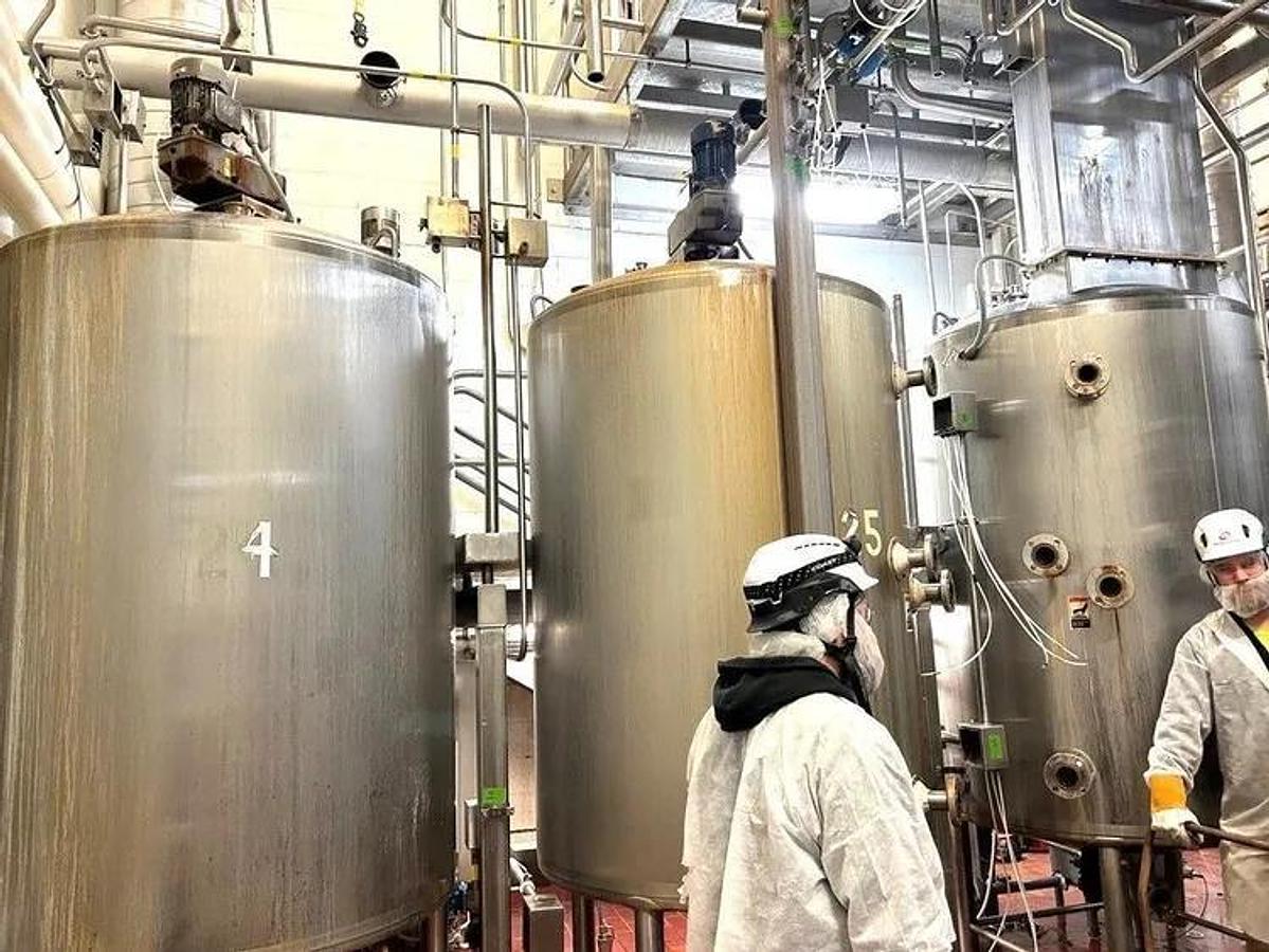 Used 600 GALLON WALKER JACKETED MIX TANK WITH SWEEP MIXER